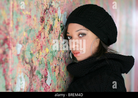 Une jeune femme portrait Portrait en extérieur sur un mur de pierre de couleur Banque D'Images