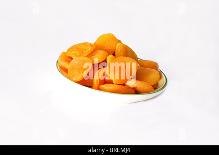 Abricots secs sur fond blanc Banque D'Images