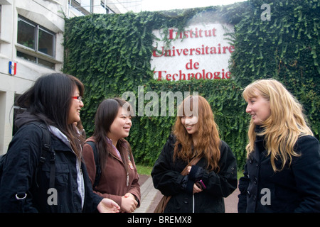 Les étudiantes se rencontrer en face de l'immeuble de la technologie de l'Université Paul Verlaine de Metz, France. Banque D'Images