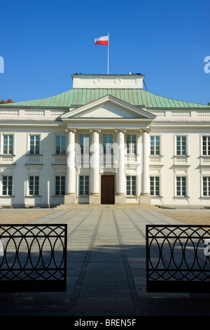Palais du Belvédère anciens présidents polonais avec chambre de brandir le drapeau polonais sur le toit. Banque D'Images