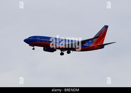 Southwest Airlines jet volant près de l'aéroport LaGuardia à New York City. Banque D'Images