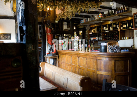 Le Royal Standard Pub près de Londres. Le pub a un thème traditionnel de dix-septième siècle. Banque D'Images