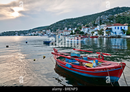 Coucher du soleil sur le port d'Agia Kyriaki sur la péninsule de Pelion, Grèce Banque D'Images