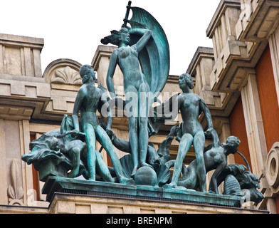 Sculpture cubiste sur l'Adria Palace Prague République Tchèque Europe Banque D'Images