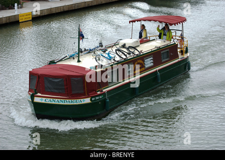 Paquet de location croisières vers l'est sur le canal Érié à Spencerport, NEW YORK. Banque D'Images