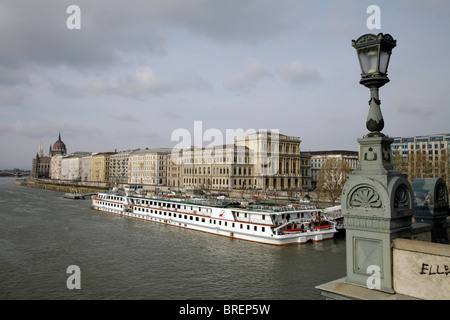 Avis de Mme Mozart à la banque du Danube, vu depuis le pont à chaînes Széchenyi, Danube, Budapest, Hongrie, Europe Banque D'Images