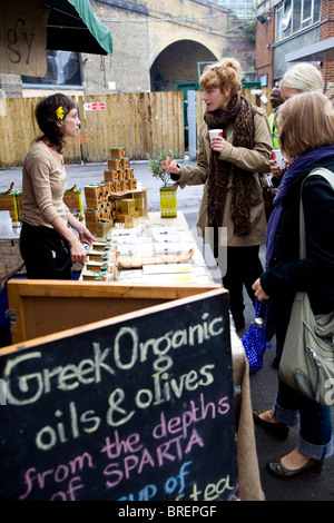 Négociant d'olive grecque à Borough Market, le sud de Londres Banque D'Images