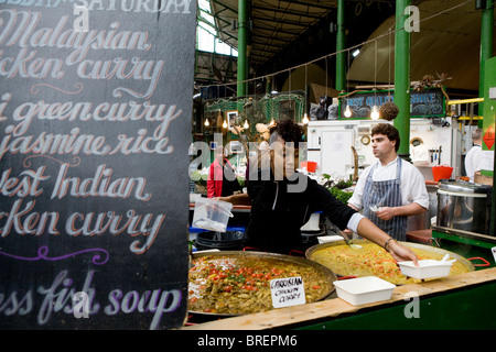 Le curry thaï trader à Borough Market, London Banque D'Images