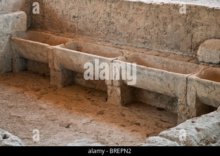 Les creux de la pierre de la palestre utilisés par les athlètes de se baigner pendant les jeux à Némée, Korinthia, Péloponnèse, Grèce Banque D'Images