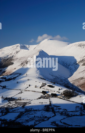 Dans les montagnes et la Vallée de Derwent Newlands en hiver, Lake District Banque D'Images