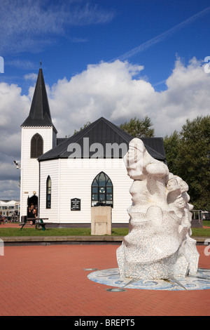 Centre des arts de l'Eglise de Norvège et le Capitaine Scott memorial statue en millénaire, parc au bord de la baie de Cardiff, Pays de Galles, Royaume-Uni. Banque D'Images