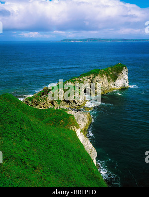 Kenbane Castle, Co Antrim, en Irlande, l'île de Rathlin dans l'arrière-plan Banque D'Images