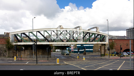 Vieux pont de chemin de fer désaffectée près de Gateshead Développement chantiers ocre près de l'ancienne station de Gateshead. Banque D'Images