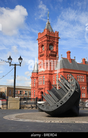 Merchant Seamen's War Memorial et Pierhead building sur le front de l'ancien quai. La baie de Cardiff, Glamorgan, Pays de Galles, Royaume-Uni, Angleterre. Banque D'Images