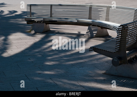 Des tables en acier incurvé sur la principale promenade de bord de mer, Trogir, en Dalmatie, Croatie Banque D'Images