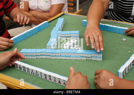 Un jeu de Mahjong en cours dans une rue de Shanghai, Chine. Banque D'Images