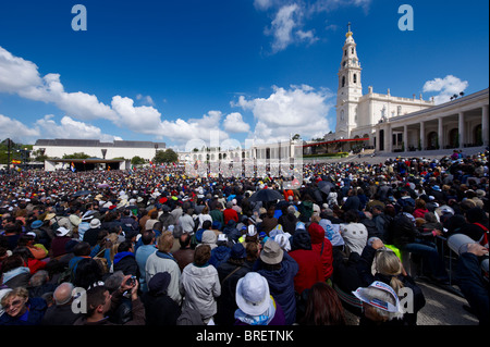 La foule au sanctuaire Notre Dame de Fatima lors de la visite du Pape Benoît XVI au Portugal en mai 2010 Banque D'Images