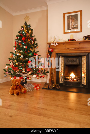 Salon avec feu ouvert, les décorations de Noël et l'arbre. [Photo au-dessus de cheminée est propre travail photographes] Banque D'Images