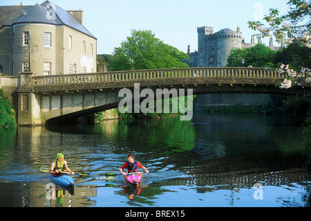 Dunmore East, Co Waterford, Irlande, Personnes Kayak Banque D'Images