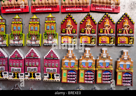 Aimants dans une boutique de souvenirs dans le centre-ville historique d'Amsterdam, Hollande, Pays-Bas, Europe Banque D'Images