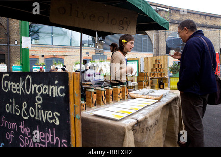 Négociant d'olive grecque à Borough Market, le sud de Londres Banque D'Images