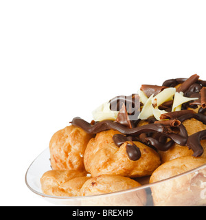 Bol de chocolat profiteroles étouffés dans, isolé sur un fond blanc avec copie espace Banque D'Images