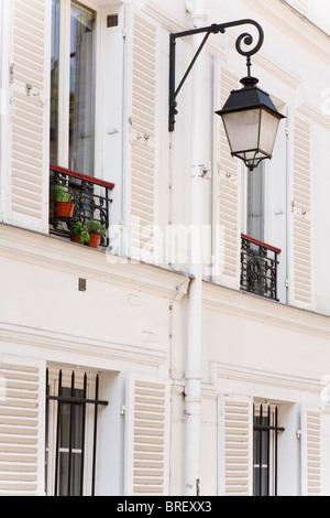 Maisons traditionnelles avec des volets sur les fenêtres dans le quartier de Montmartre à Paris, France Banque D'Images