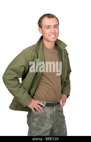 Mettre en place un soldat attrayant en vert et brun avec des plaques et de demi-longueur veste over white portrait Banque D'Images