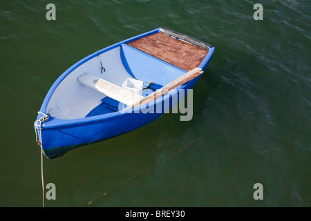 Bateau à rames vide peint dans le bleu de Banque D'Images