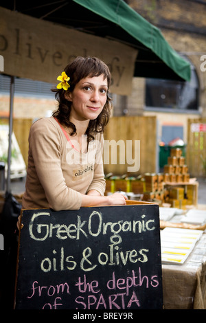 Négociant d'olive grecque à Borough Market, le sud de Londres Banque D'Images