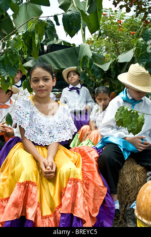 Jeune fille dans un costume traditionnel date de l'indépendance Ciudad Colon vallée Centrale Costa Rica Banque D'Images