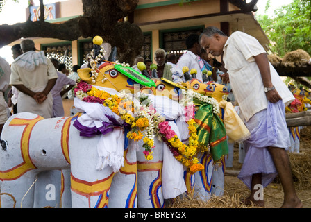 PURAVI EDUPPU-FESTIVAL DE LA PLUIE SUPPLIANT POUR LEURS DIEUX MERCI, Tamil Nadu Banque D'Images