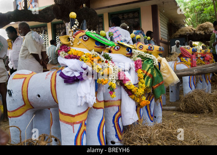 PURAVI EDUPPU-FESTIVAL DE LA PLUIE SUPPLIANT POUR LEURS DIEUX MERCI, Tamil Nadu Banque D'Images