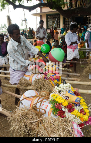 PURAVI EDUPPU-FESTIVAL DE LA PLUIE SUPPLIANT POUR LEURS DIEUX MERCI, Tamil Nadu Banque D'Images