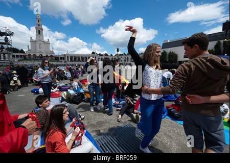 Pèlerins espagnols de danse au sanctuaire Notre Dame de Fatima's square pendant le Pape Benoît XVI visite au Portugal, 2010 Banque D'Images