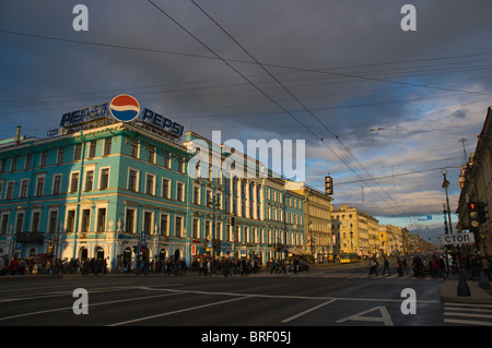 Début de soirée rue Nevsky Prospekt de Saint-Pétersbourg Russie Europe centrale Banque D'Images