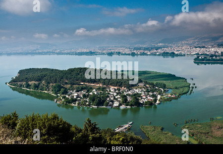 La recherche à travers l'île de Nissi, sur le lac de Pamvotidha avec la ville de Ioannina en arrière-plan, l'Épire, la Grèce du Nord. Banque D'Images