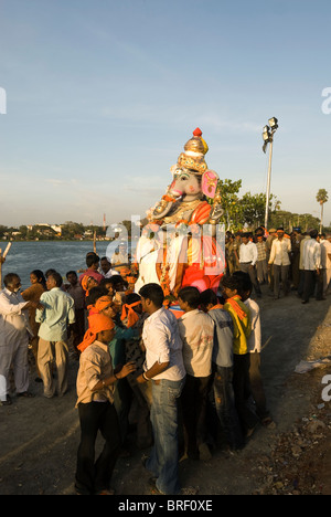 Ganesh ganpati Festival ; des personnes qui exploitent, idole de Seigneur Ganesh pour immersion et Coimbatore, Tamil Nadu Banque D'Images