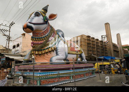 Nandi près de Royagopuram;Mottai Gopuram;la tour inachevée avec seulement la base et la structure initiale) super à Madurai, Tamil Nadu Banque D'Images