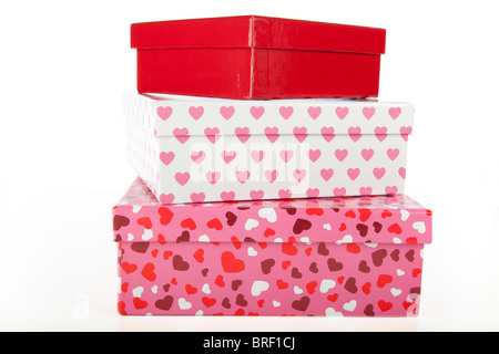 Trois boîtes cadeaux saint valentin de coeurs et de couleurs sur fond blanc. Banque D'Images