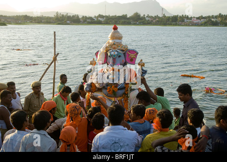 Ganesh ganpati Festival ; des personnes qui exploitent, idole de Seigneur Ganesh pour immersion et Coimbatore, Tamil Nadu Banque D'Images