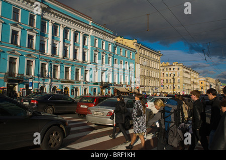 Les personnes qui traversent la Perspective Nevski, dans le centre de St Petersburg Russie Europe Banque D'Images