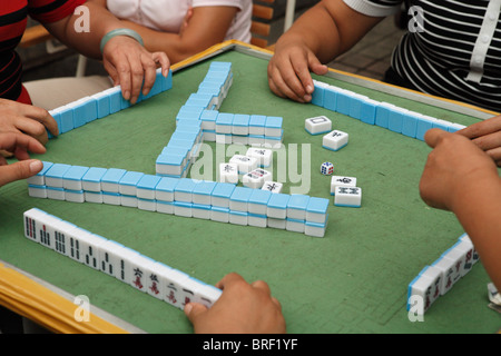 Un jeu de Mahjong en cours dans une rue de Shanghai, Chine. Banque D'Images