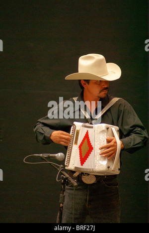 Accordéoniste mexicain d'effectuer dans la maison de la culture, ville de Puebla, Mexique Banque D'Images