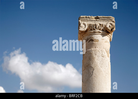 Colonne de la Grèce antique, capitale, Abacus, ciel bleu, nuages blancs, UNESCO World Heritage Site, Kato, Paphos, Paphos, Chypre, Europe Banque D'Images