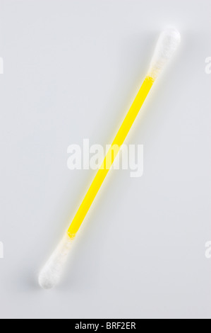 Q-tip en plastique jaune / coton-tige on white Banque D'Images