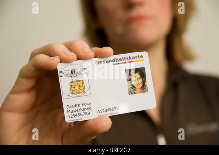 Femme tenant une carte d'assurance maladie électronique allemand