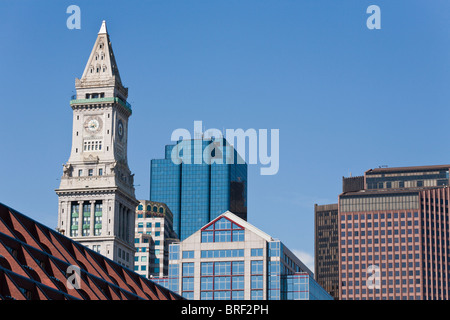 Boston's Custom House Tower entouré par les gratte-ciel modernes. Le premier gratte-ciel de Boston Banque D'Images