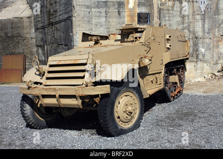 Half-track M3 Personnel Carrier au blockhaus à Eperlecques, forêt d'Eperlecques Nord France. Banque D'Images