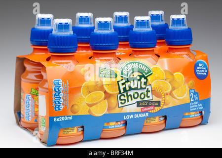 Pack de 8 bouteilles en plastique de 200 ml de sucre faible Robinsons jus de fruits orange shoot Banque D'Images